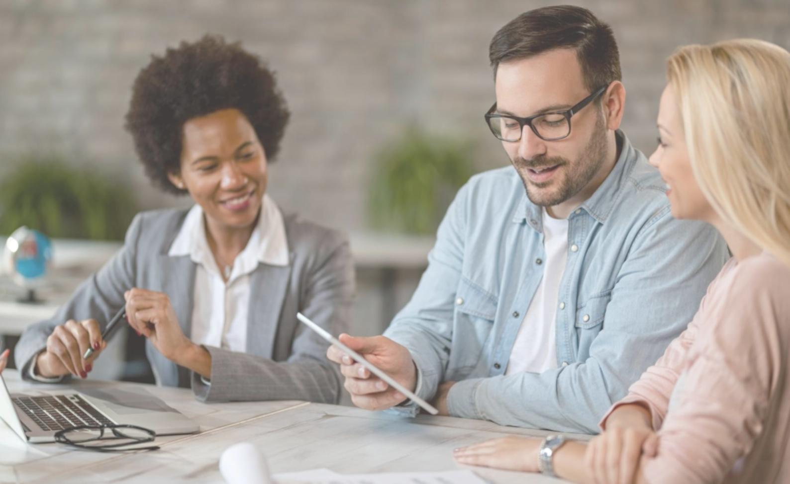 Spazio di lavoro organizzato con elementi di pratica meditativa